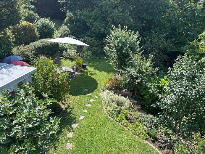 Casa unifamiliare da sogno con ampio terreno nel verde – Foto 9