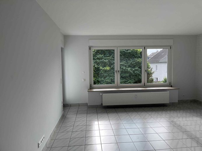 Uso proprio/investimento: edificio plurifamiliare completamente ristrutturato a regola d’arte, con 3 unità abitative di pregio su 4 piani – Wohnzimmer 1. OG