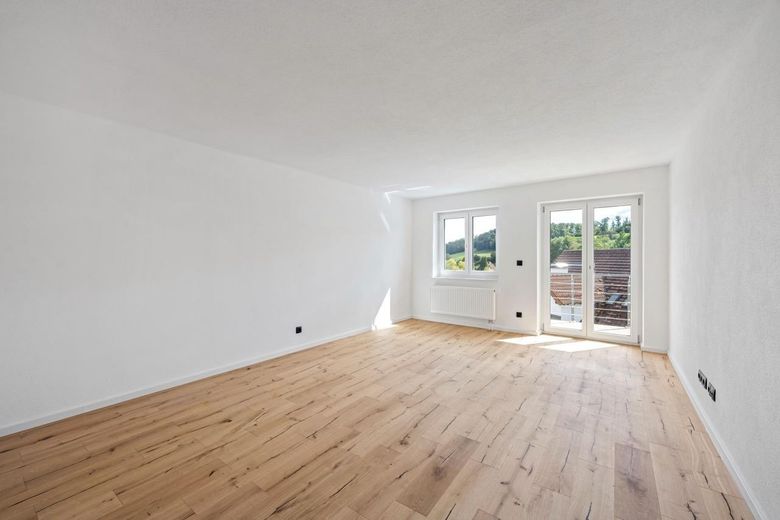 Wohnzimmer mit Balkonzugang