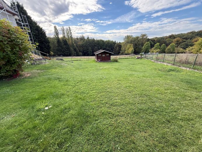 Spaziosa casa residenziale completamente ristrutturata ai margini del bosco a Elz/Malmeneich – Garten