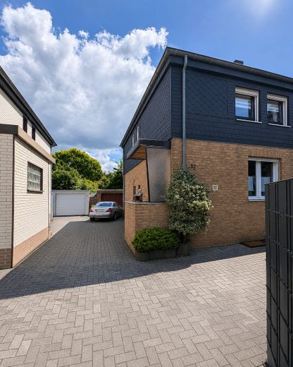 Casa a schiera di testa accogliente con ampio giardino, terrazza, garage e molta superficie accessoria – Vorderansicht