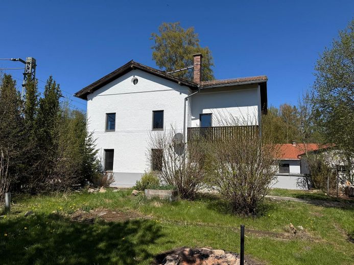 9-room two-family house on a 1080 m² plot, directly beside the railway tracks, 15 minutes by train to Munich – Hausansicht
