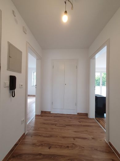 Schöne 2-Zi-Wohnung mit Balkon im 2.OG rechts – Flur