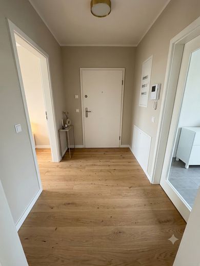 Helle, sanierte 2-Zimmer-Wohnung mit Balkon – Beispiel Flur