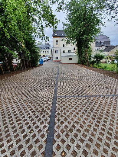 Kernsanierte Altbauwohnung – Stellplätze