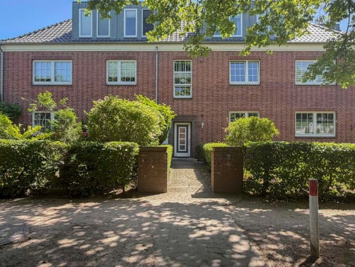 Kapitalanlage mit Altbaucharme: Vermietete 4-Zimmer-Wohnung mit großem Balkon in Bad Segeberg – Foto 1
