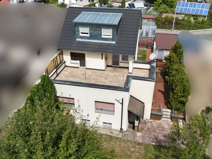 Vielseitiges Zweifamilienhaus mit Dachterrasse, großem Garten, Nebengebäude und 4 Stellplätzen – Fotoğraf 1