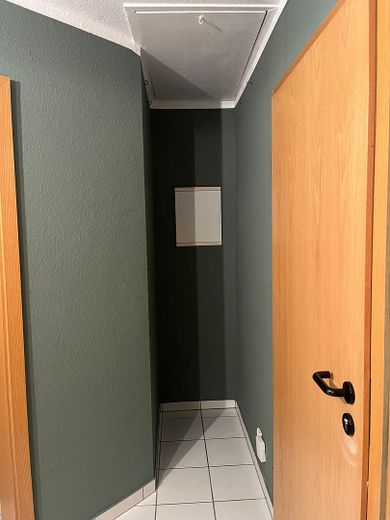 Ładne, jasne 2-pokojowe mieszkanie z balkonem i miejscem w garażu podziemnym w centralnej lokalizacji w Unna na sprzedaż – Flur: Zugang Spitzboden