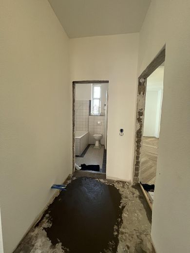 Piso de 3 habitaciones completamente renovado con 2 balcones en pleno Oststadt – Flur mit Blick zum Bad