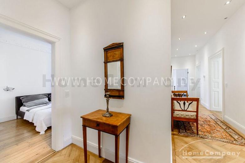 Schöne, hochwertige möblierte 4-Zimmer-Altbauwohnung mit Balkon in Schwabing – bfcea25ad2e3d4554f4cc9cba6ff11bea275334a.jpg