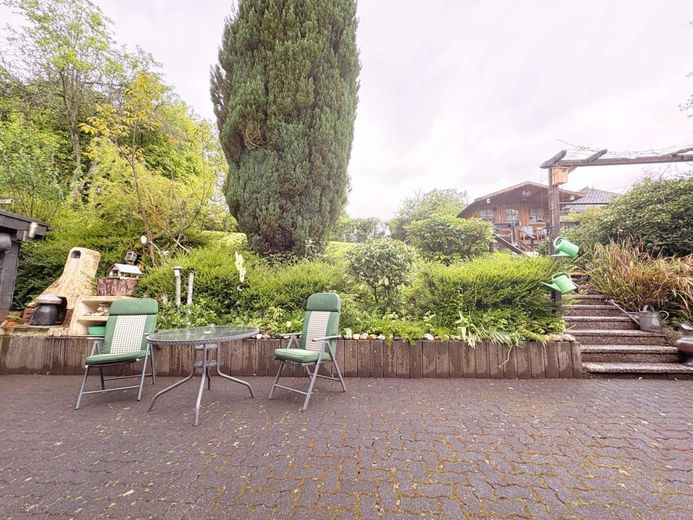 CITYHOUSE: Großzügiges Zweifamilienhaus mit Ausbaupotenzial, Garten &amp; 3 Garagen – Terrasse 1