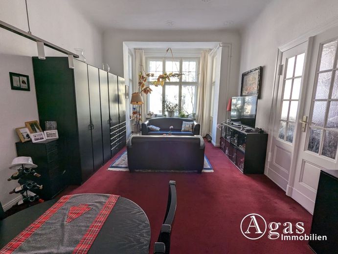 Gut vermietete 3-Zimmer-Altbauwohnung im Mierendorff-Kiez in Charlottenburg – Wohnzimmer