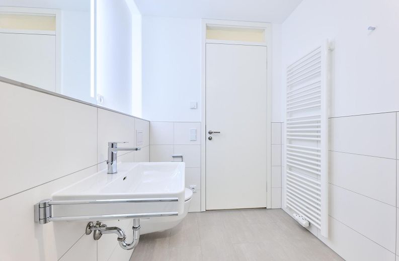 Neubau: Helle und ruhige Zwei-Zimmer-Wohnung mit luxuriöser Innenausstattung mit Balkon und EBK – Bad 3