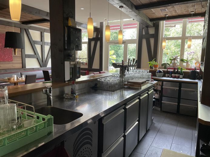 Restaurant mit Veranstaltungsraum, traumhaften Biergarten und Wirtewohnung zu verpachten – Theke