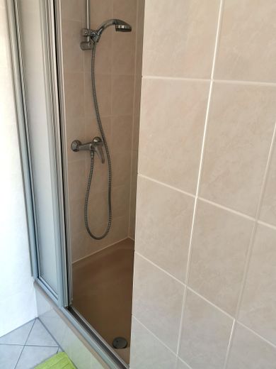 Well-maintained mid-terrace house in a family-friendly location – Tageslichtbad 1. OG Bild 2 