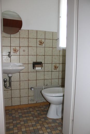 Gepflegtes Zweifamilienwohnhaus in Wilburgstetten mit vielfältigen Nutzungsmöglichkeiten – WC EG