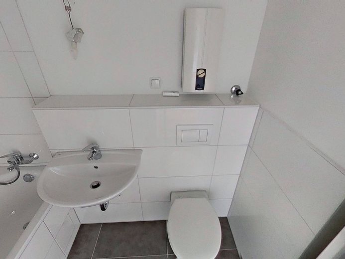 Moderno piso de 2 habitaciones con BALCÓN en una zona residencial tranquila al sur de la ciudad – Ansicht II: Bad