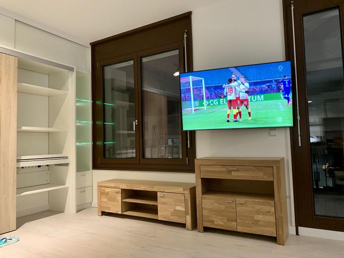 Möbilierte komfortable Wohnung am Wissenschaftsstandort Berlin-Adlershof – Wohnzimmer/TV
