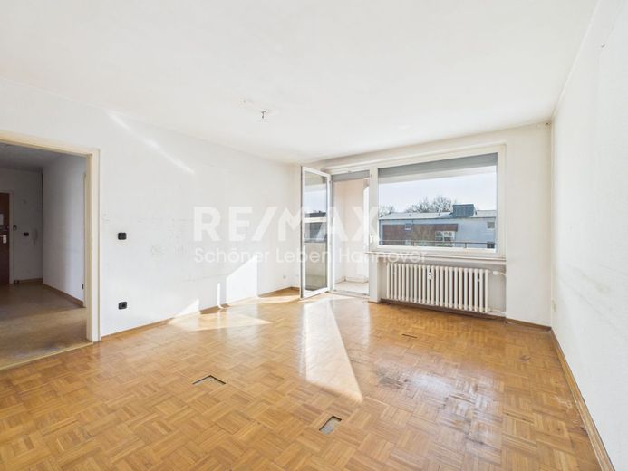 *reserviert* Renovierungsbedürftige, sonnige 3 Zimmer- Wohnung – Wohnzimmer