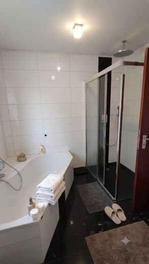 Exklusives Mehrfamilienhaus im westlichen Stadtteil von Lüdenscheid zu verkaufen – Ansicht Dusche/Wanne
