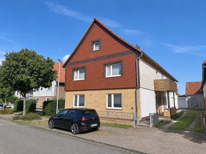 Two-family house with two garages and a large garden in Berka – Außenansicht
