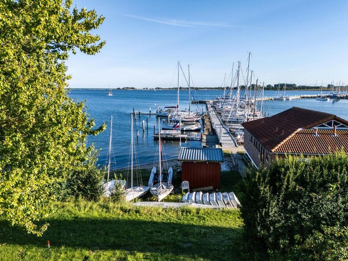 Działka budowlana 721 m² – pierwsza linia brzegowa nad cieśniną Fehmarnsund, marina w zasięgu wzroku – Zdjęcie 3