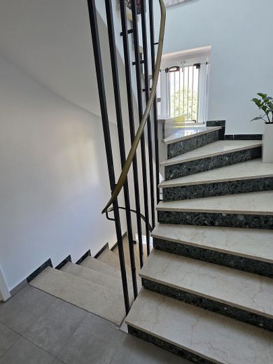 Augsburg-Inningen Bhf-nah 4 Zi  ETW 90m2 Süd-Loggia, Garten zustzl 18m2 UG Abst/WaKü – Treppenh. OG