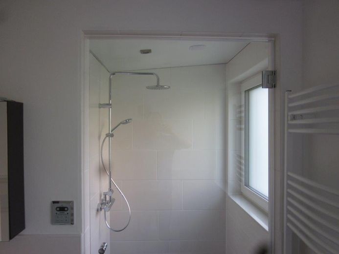 Fernblick über Bad Harzburg trifft Spa-Feeling: geöltes Parkett, Vollbad, Dampfsauna & 2 Balkone – Walk-in Dusche mit Dampf