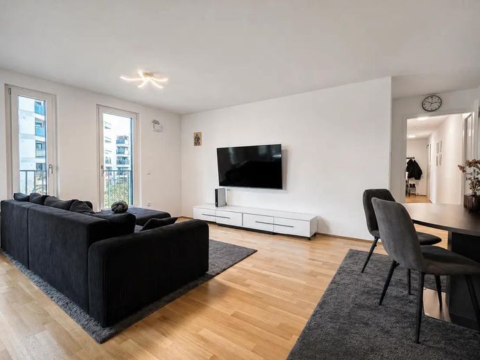 Neuwertige 3-Zimmer-Wohnung mit Balkon, zwei Bädern & TG-Stellplatz – Wohnbereich