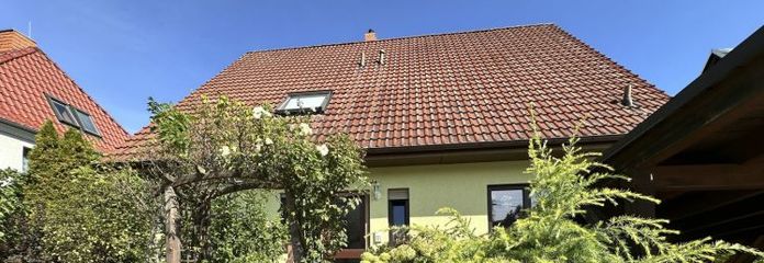 Vielseitig nutzbares EFH mit Einliegerwohnung, großer Garten, überdachter Pool, Doppelcarport