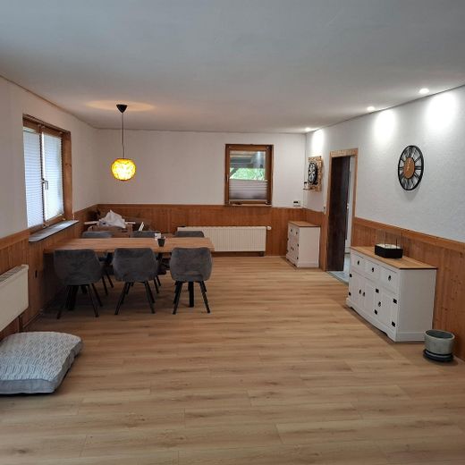 Einfamilienhaus mit Photovoltaikanlage – Wohnzimmer EG