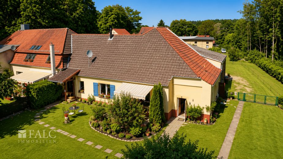 ***Doppelhaushälfte mit Halle und großem Grundstück in Traumlage am Sievertsee*** – Drohne Hofansicht