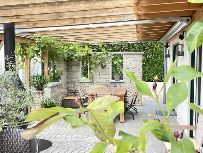 Terrasse mit Natursteinmauer