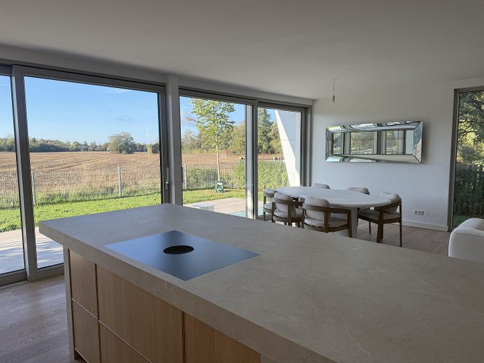 Erstbezug Einfamilienhaus mit unverbautem Blick und möglicher Einliegerwohnung – Wohnen-/Kochen-/Essen
