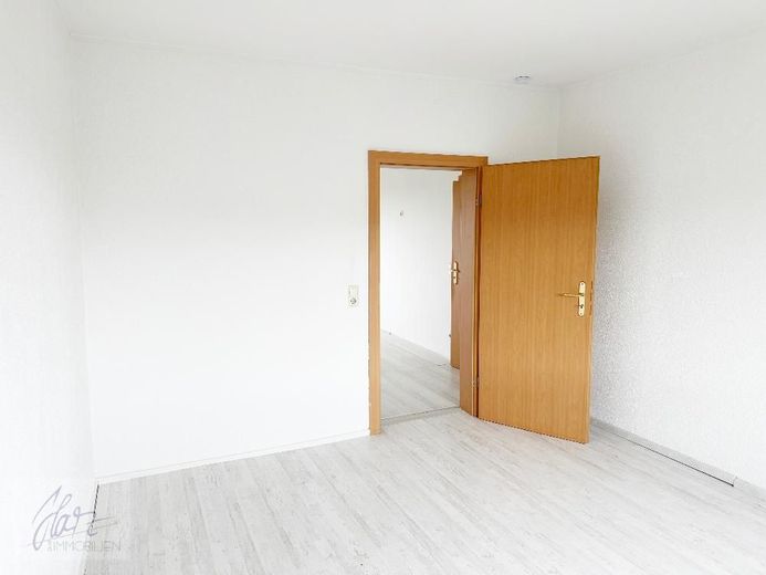 ***CHARMANTE EIGENTUMSWOHNUNG IN GEPFLEGTER WOHNANLAGE*** - Ideal für Eigennutzer und Kapitalanleger – Schlafzimmer mit Blick Richtung Wohnzimmer