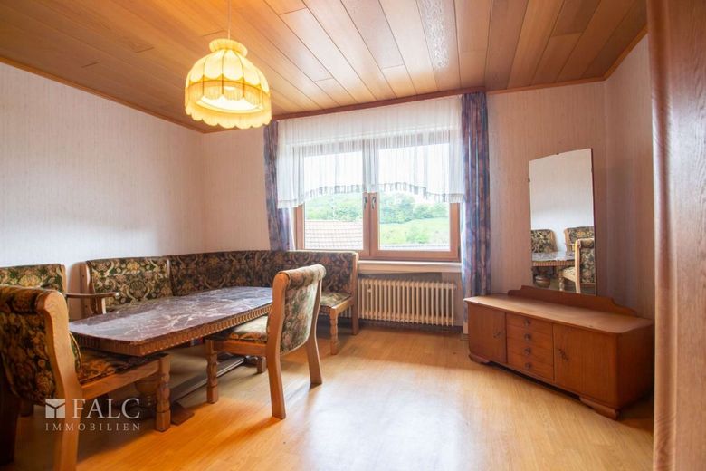 Dużo miejsca na Twoje marzenia! Zagroda z domem mieszkalnym, stodołą i garażami – Büro / Ankleide