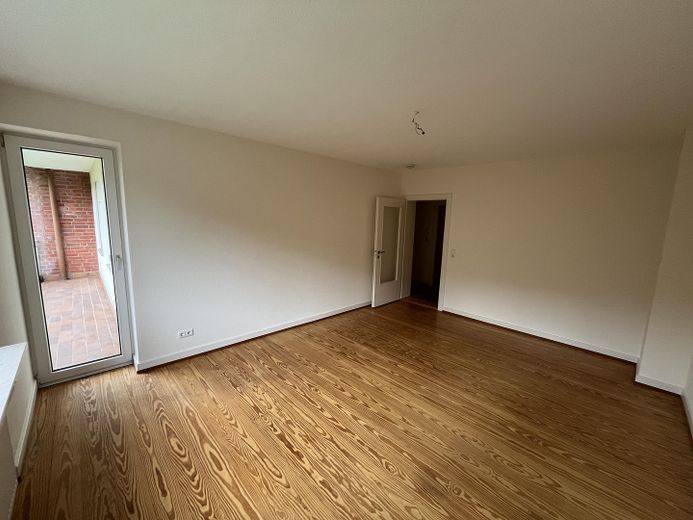 Appartement lumineux de 4 pièces avec balcon et cuisine équipée à louer immédiatement. – Wohnzimmer