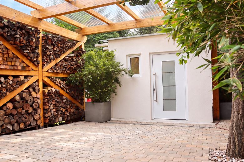 Architektur trifft Privatsphäre – besonderes Einfamilienhaus mit Pool, Sauna und Garten im Grünen – Garagenanbau
