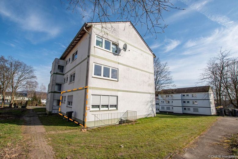 Gepflegte Hochparterre-Eigentumswohnung im friedlichen Blomberg - Renditeobjekt mit Zukunft! – Eck-Ansicht Wohngebäude