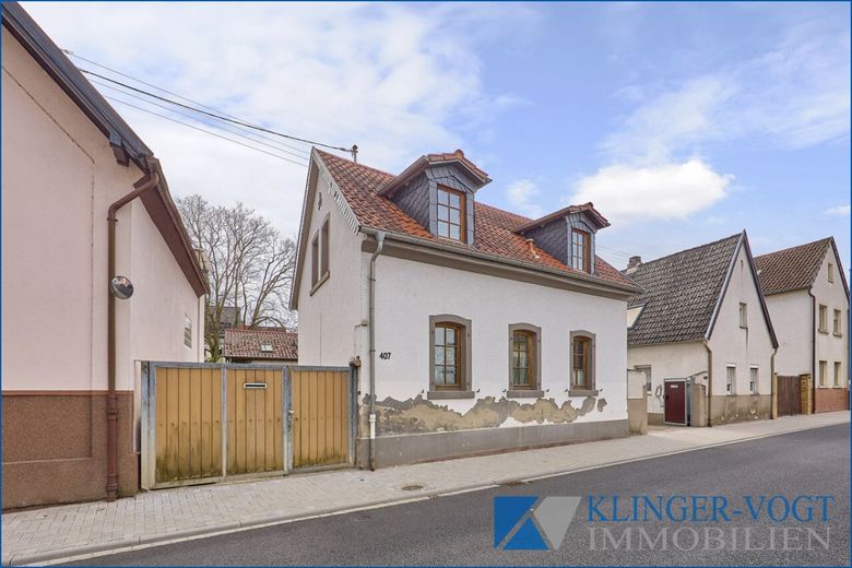 ** Reparaturbedürftiges freistehendes Einfamilienhaus **  in Haus-/Hofbauweise! – Straßenansicht