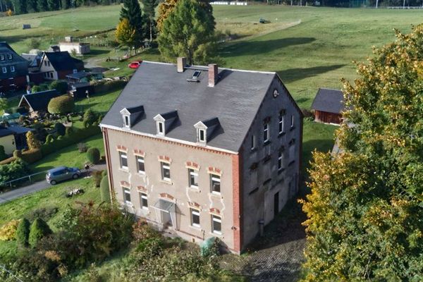 Casa bifamiliare/trifamiliare in posizione soleggiata con concetto di ristrutturazione!