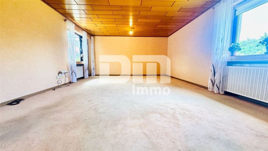 Solider Familien-Bungalow mit großem Potenzial in ruhiger Lage mit Wintergarten und Garage – EG Wohn / Esszimmer / Zugang Wintergarten