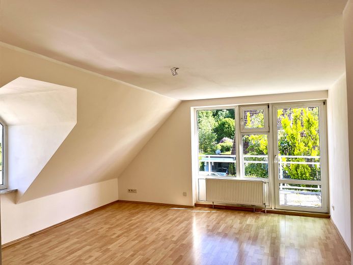 Maisonettewohnung in bester Lage von Schenefeld – Wohnzimmer mit Südbalkon