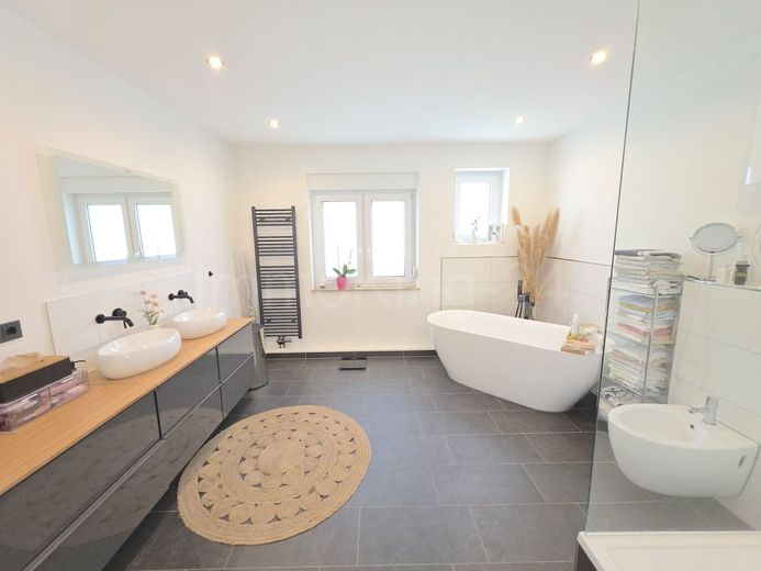 ++ MODERNISIERTES EINFAMILIENHAUS + SONNENTERRASSE + 2 GARAGEN IN RUHIGER LAGE!! ++ – BADEZIMMER