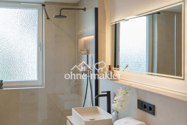 Yüksek kaliteli renovasyon sonrası ilk kullanım – Radebeul’de balkonlu ve üzüm bağları manzaralı şık bir yaşam