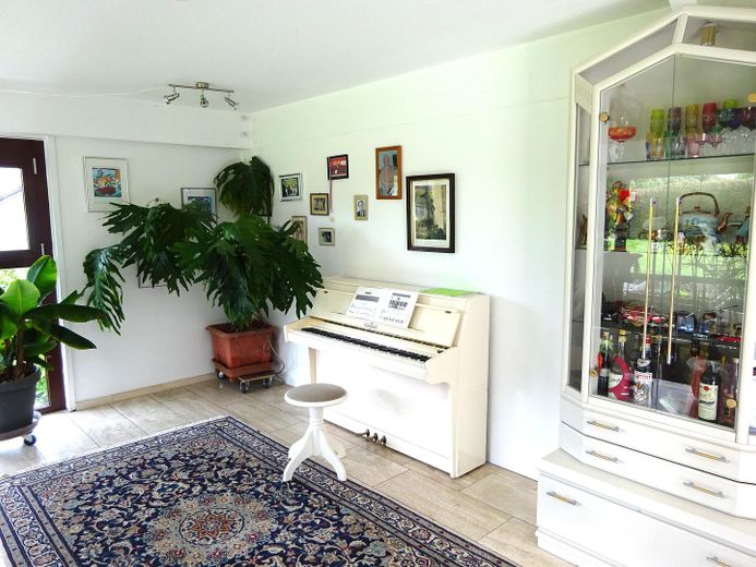 Große Maisonette mit Garten und Biotop – Klavierzimmer