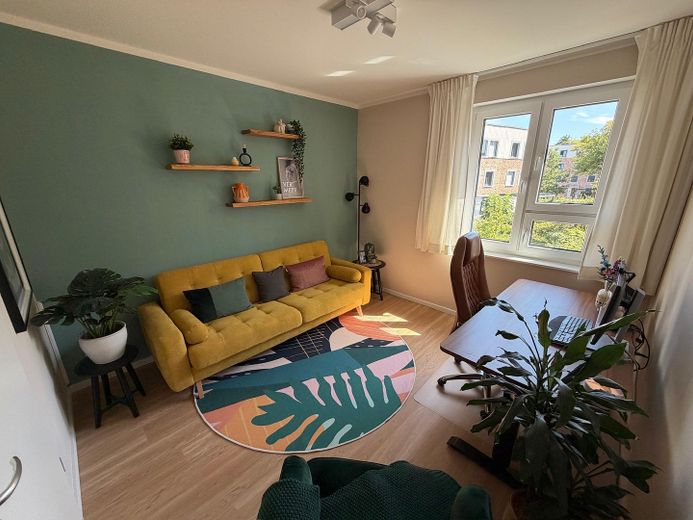 Sin comisión: Moderno apartamento de 4 habitaciones con balcón orientado al oeste y plaza de garaje subterránea con posibilidad de carga – Kinderzimmer