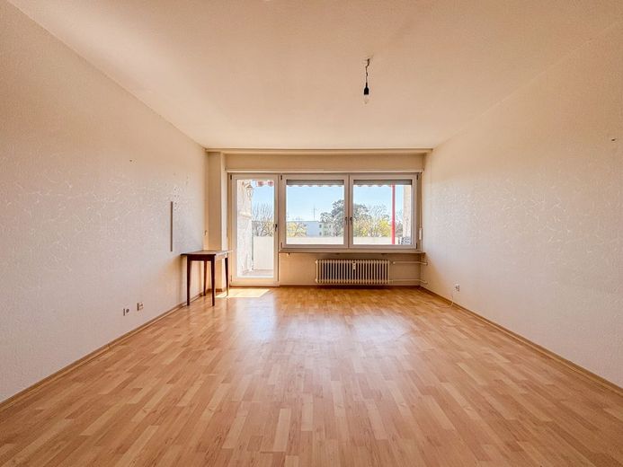 Premium-Angebot: Gonsenheim! 2-ZKB-Whg mit TG &amp; Balkon! Freigestellt! Gut vermietbar, WG geeignet – Wohnzimmer