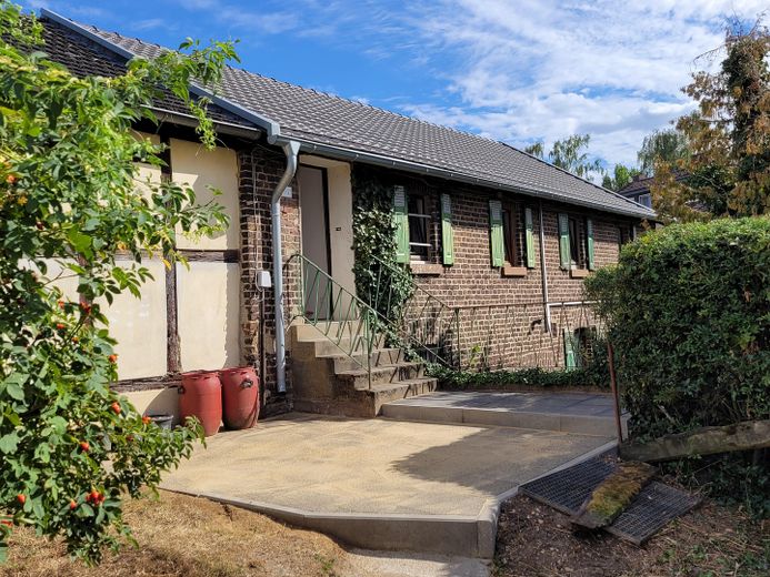 Stadtgrenze Bonn: neue 3-Zimmer-Wohnung in alten Mauern – Terrasse, Eingang und Haus
