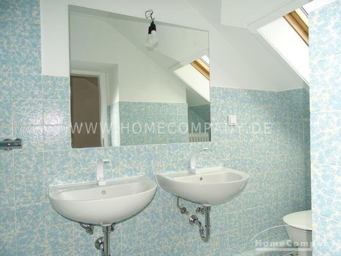 Schöne, gemütliche 2 Zi.-Dachgeschoss-Wohnung, z.T. mit leichten Schrägen, im 1. OG eines 2 Parteienhauses. – 3884dbfb25a2f6b9c5d87094ce46e1b54024068d.jpg